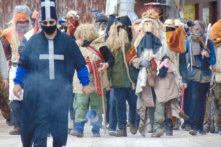 Маскирна поворка - "поп" предводи "сватове"