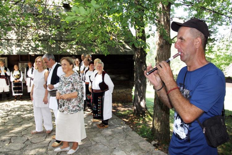 Свирање на фрули, Музеј на отвореном Старо село Сирогојно